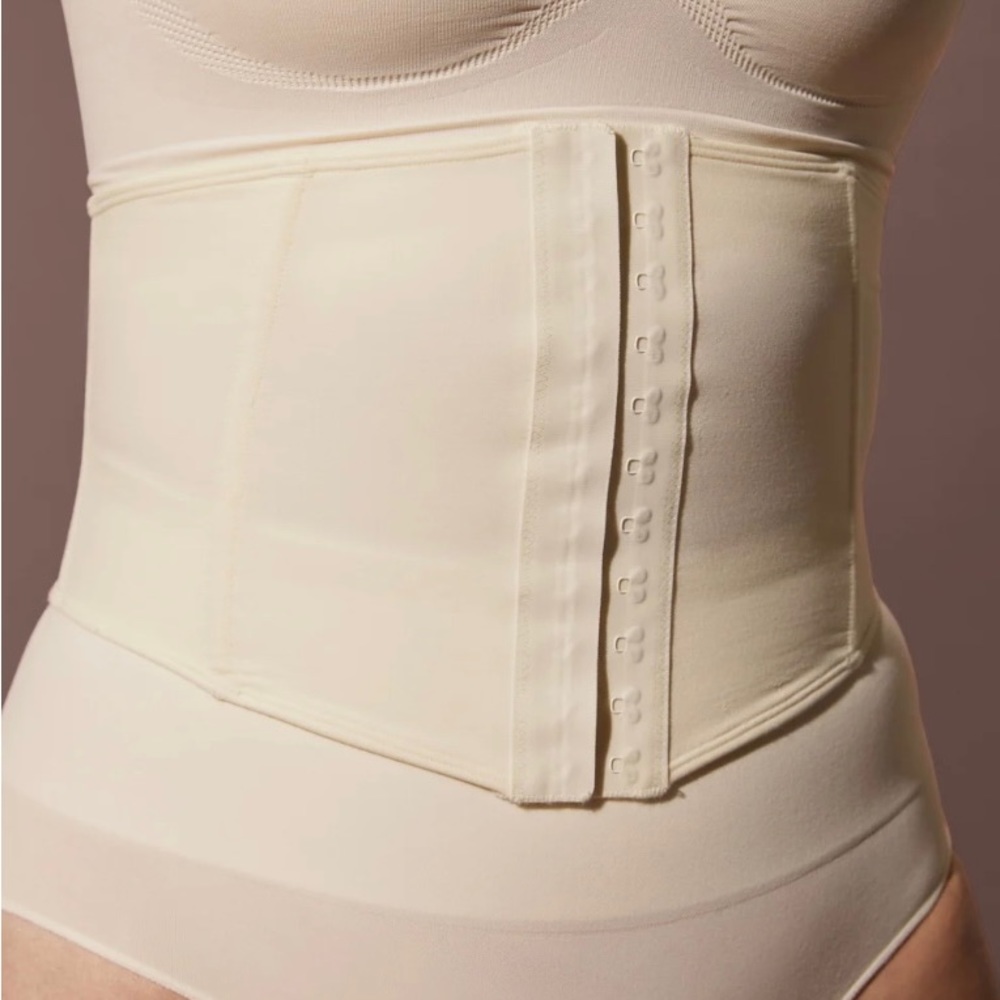 M/L NEARLY NAKED WAIST SHAPER (NWT)